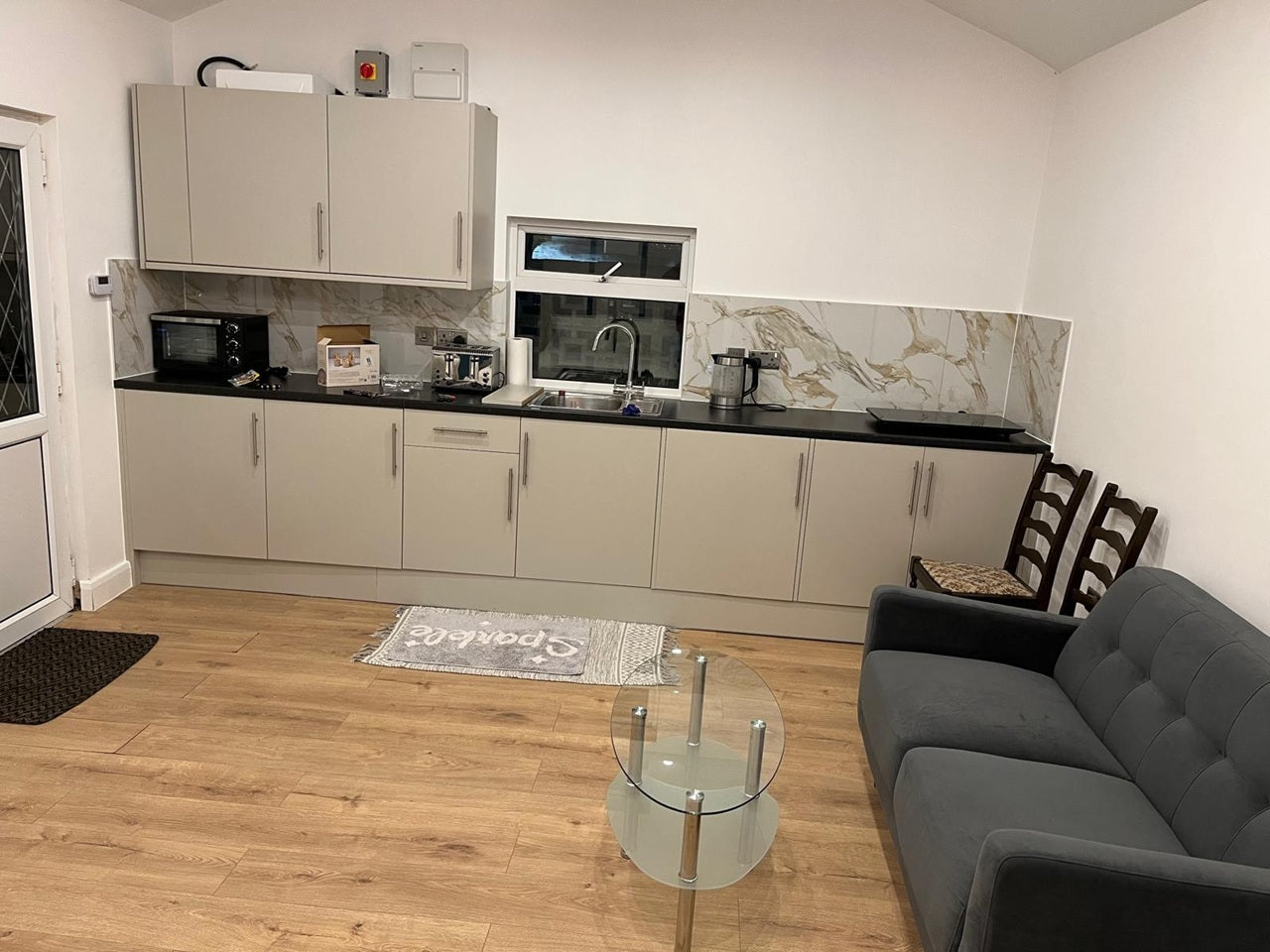 Studio Apartment with Private Entrance in - Harrowview, UB10 0QG