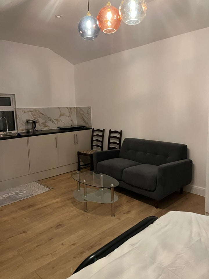 Studio Apartment with Private Entrance in - Harrowview, UB10 0QG